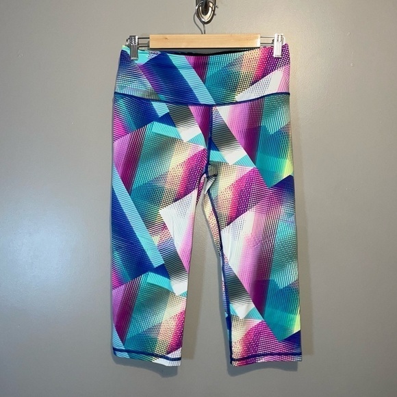 Victoria’s Secret sport Multicolored Knockout Legging Crop - Picture 1 of 5